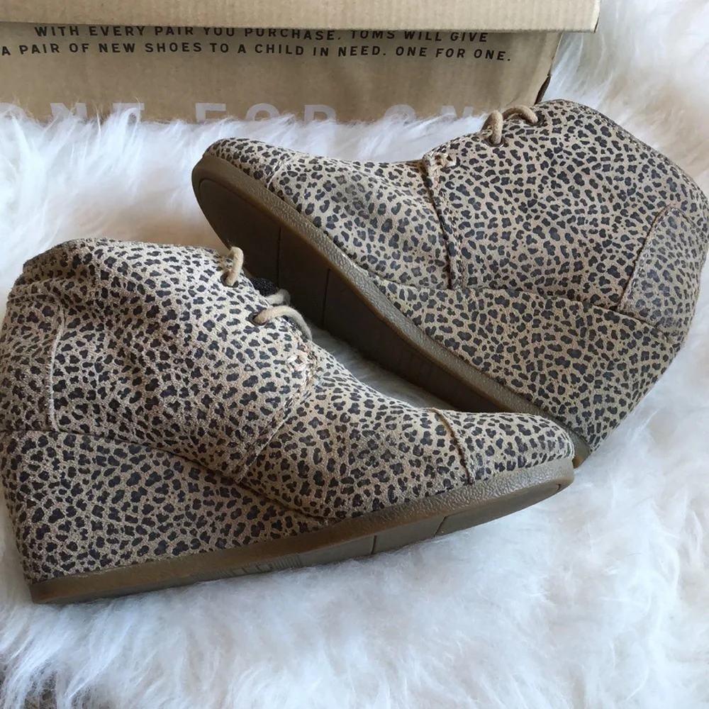 TOMS desert leopard print lace up wedges 6